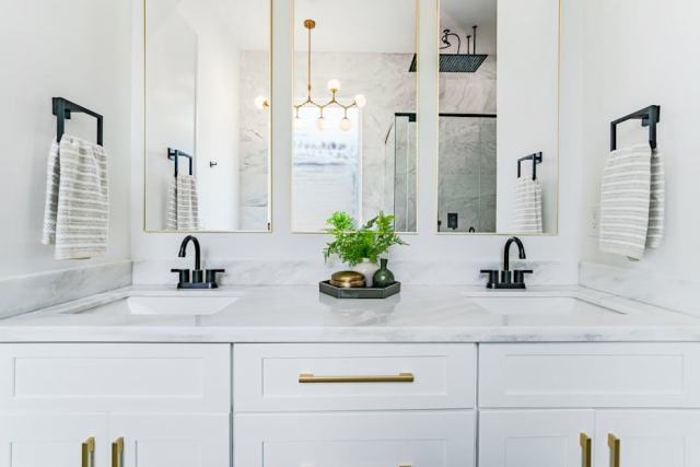 Comment traiter un plafond humide en salle de bain