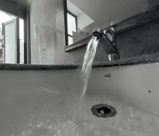 Manque de pression d'eau : causes, mesure et solutions