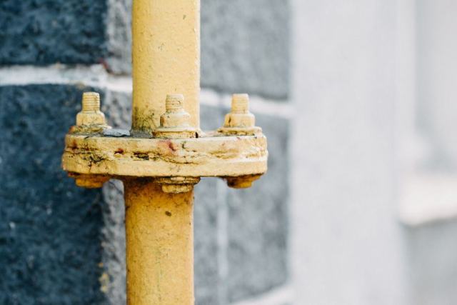 Canalisation en plomb dans un logement ancien Tuyau en plomb gris terne raccordé sous un évier de cuisine