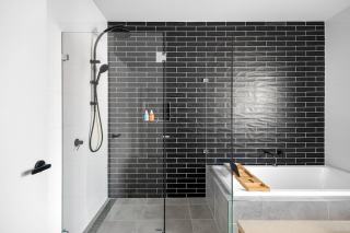 Rénovation salle de bain à Nice : douche, carrelage, plomberie